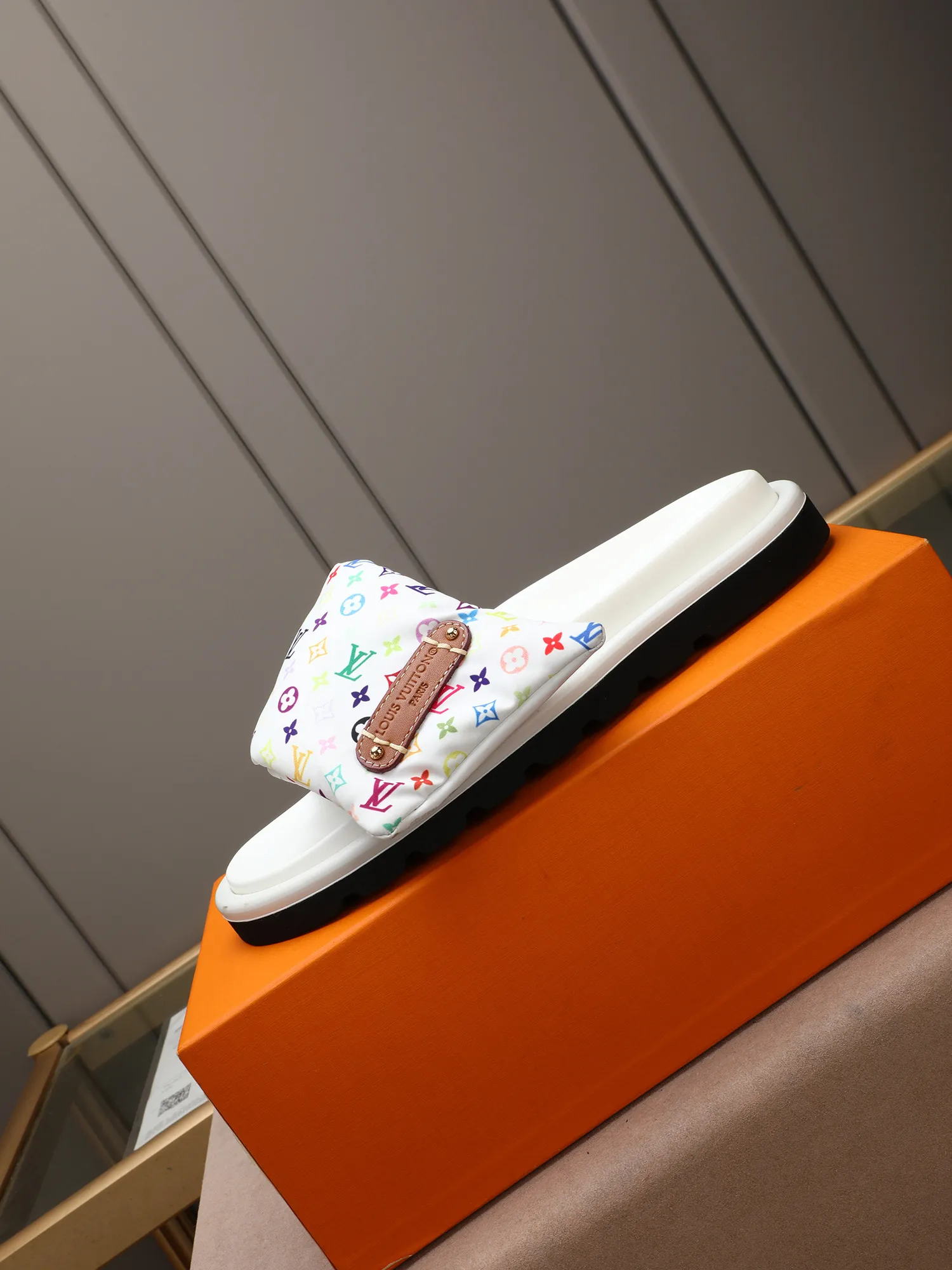PP360 [LOUIS VUITTON] Louis Vuitton, LV printing, men's and women's slippers are on the market. The drawer box packaging comes with a cloth bag and a card. The upper pattern looks very soft and waxy, and it is a super versatile leg slimming tool. Fabric: imported denim/canvas/old fabric, LV hardware LOGO, official website pattern printing, comfortable to wear, feet: high-elastic PU water table. Sole: foam sole, heel height: about 5cm. Code number: 35-46, 35, 45, 46 are custom-made and non-returnable. Color: multiple colors and styles available.